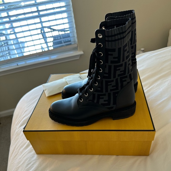 Fendi Rockoko
Black leather biker boots with stretch fabric size 36.5 - Picture 3 of 10